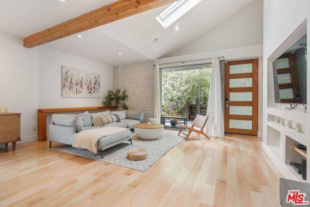 678 Broadway St - Photo 4 of 23