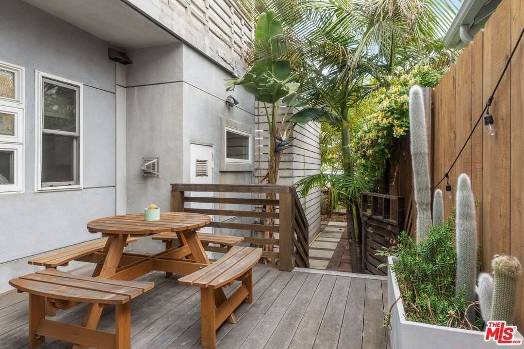 678 Broadway St - Photo 6 of 23