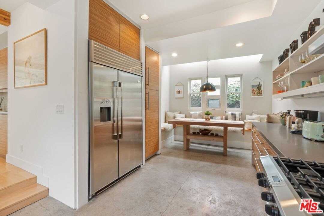 678 Broadway St - Photo 7 of 23