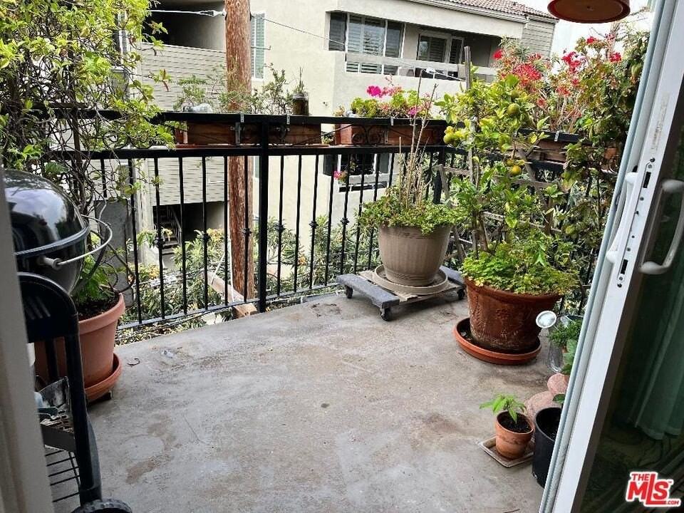 1885 Veteran Ave Apt 305 - Photo 5 of 16