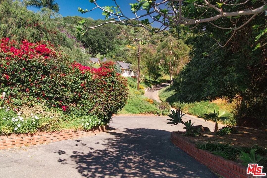 1070 Norumbega Dr - Photo 2 of 31