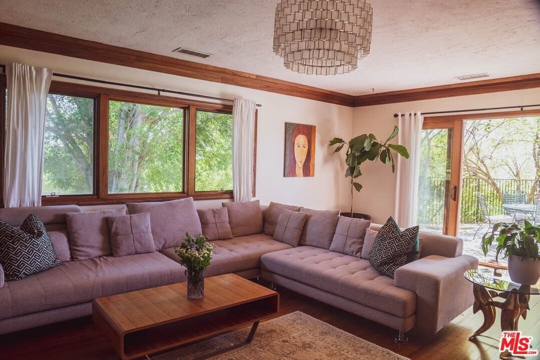 1070 Norumbega Dr - Photo 7 of 31