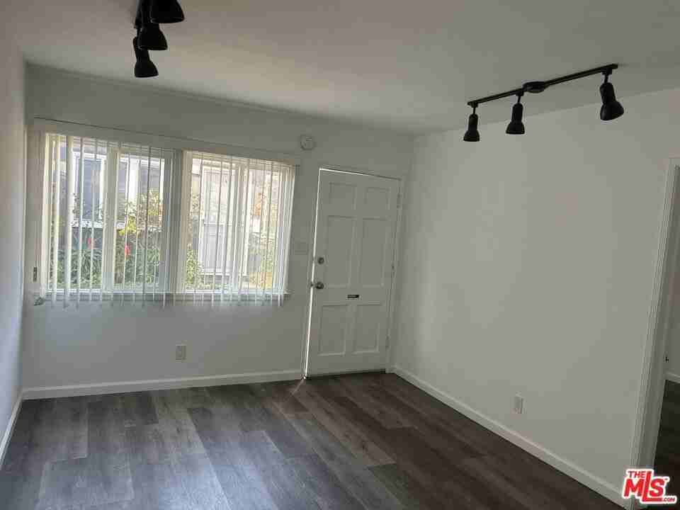 2439 Oak St Apt H - Photo 5 of 8