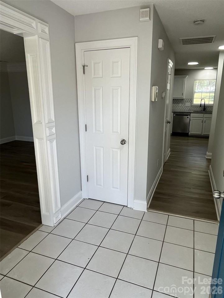 5637 Hedgecrest Pl - Photo 5 of 33