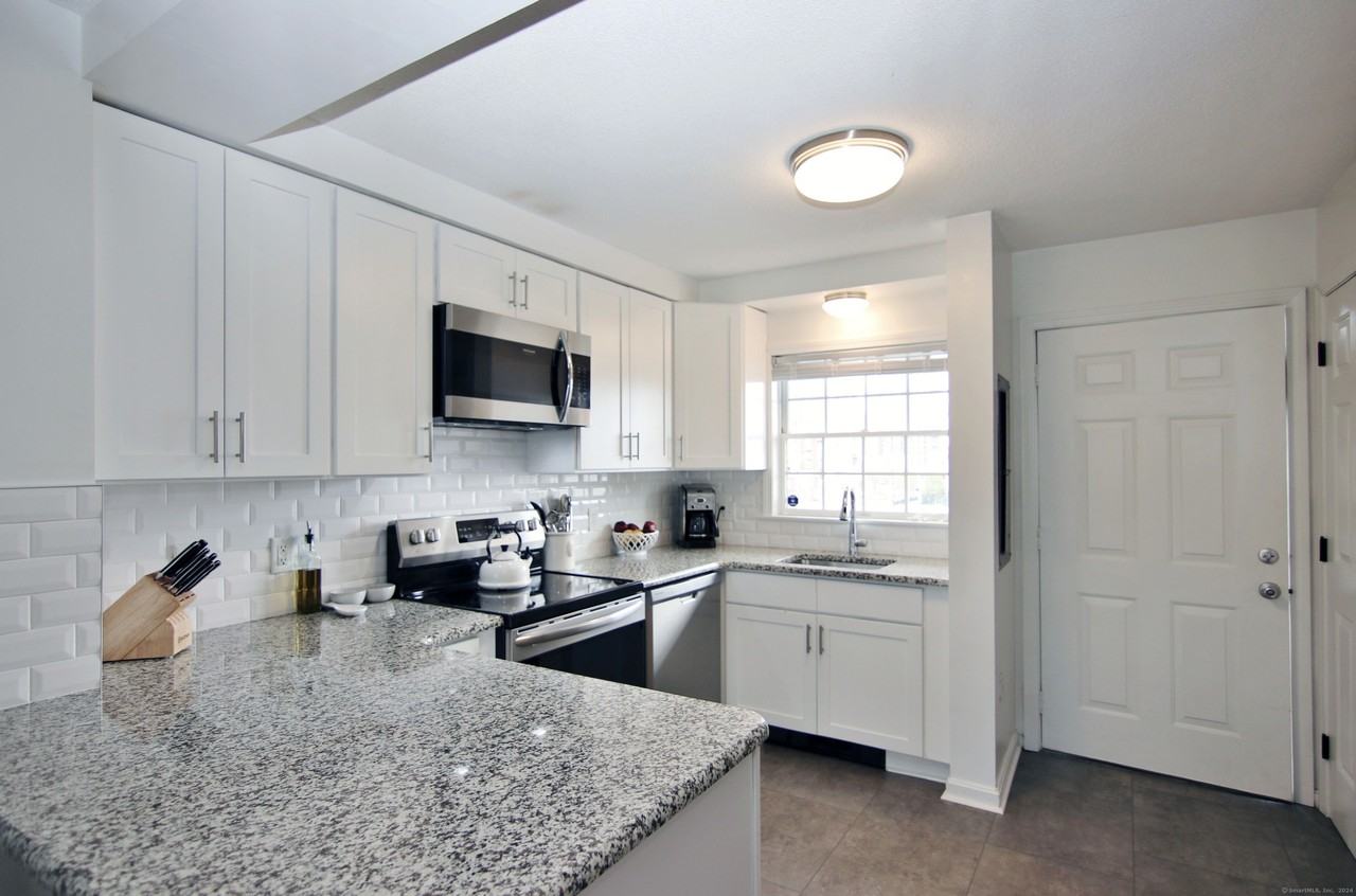 256 Washington Blvd Apt 9 - Photo 5 of 27