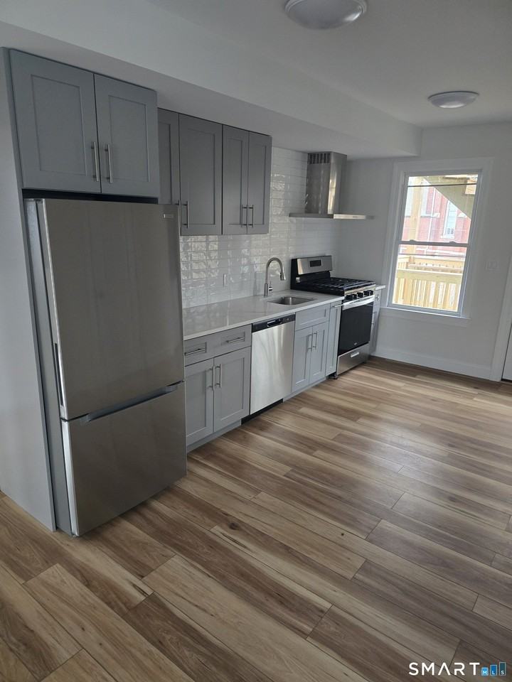 530 Jane St Unit 3 - Photo 2 of 9