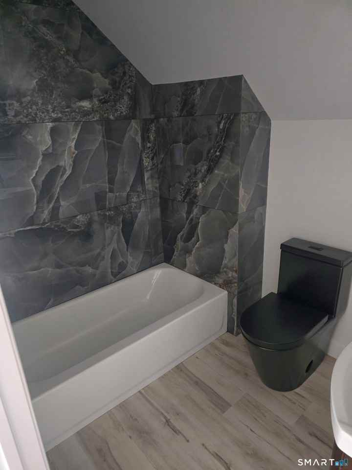 530 Jane St Unit 3 - Photo 6 of 9