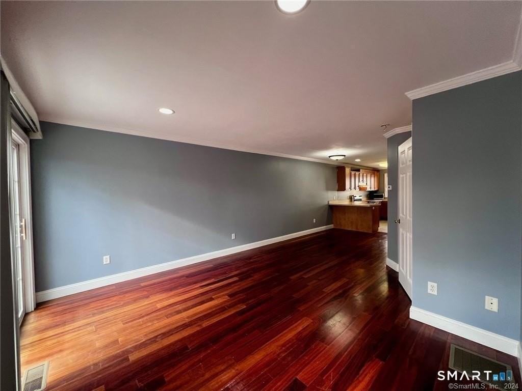 527 W Thames St Unit 10 - Photo 6 of 29