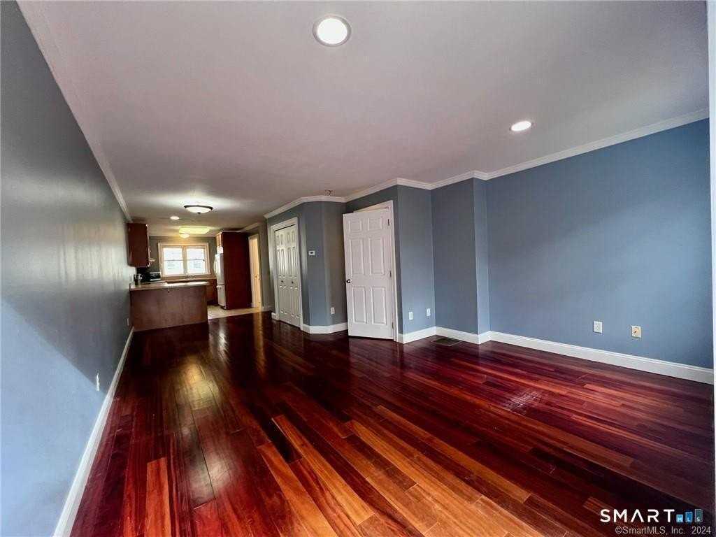 527 W Thames St Unit 10 - Photo 7 of 29