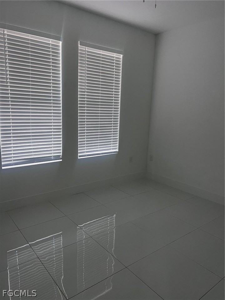 970 Lakeside Dr - Photo 4 of 9