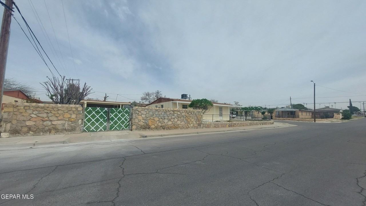 675 Santa Barbara Dr - Photo 4 of 49