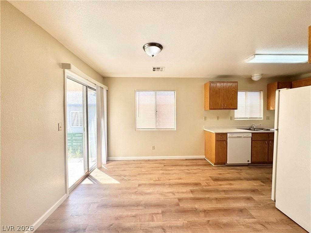 1920 Haiwee St #B - Photo 4 of 13