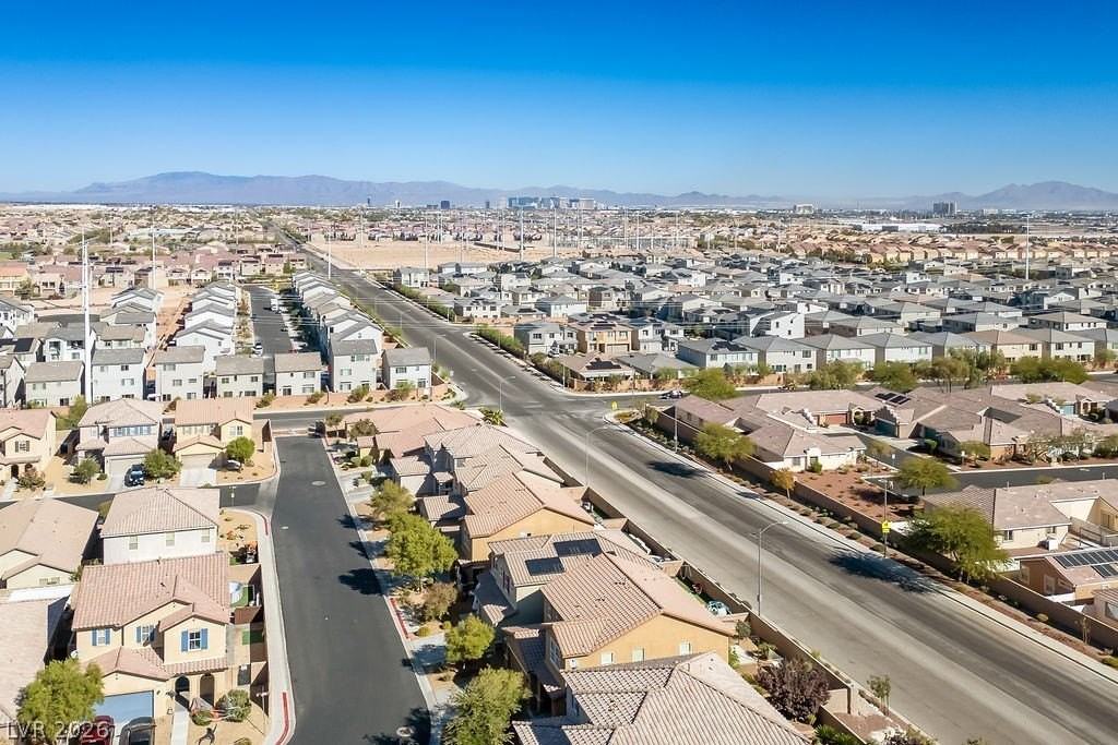 10360 Sipple St - Photo 5 of 36