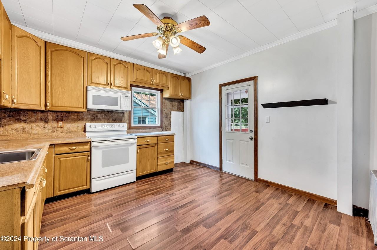 630 E Lackawanna St - Photo 7 of 19