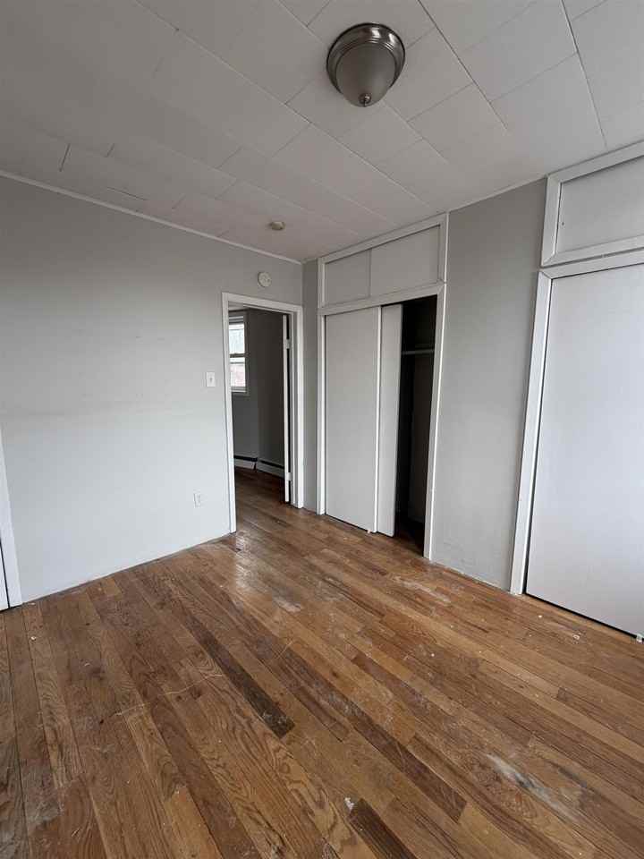 187 Beacon Ave - Photo 2 of 6