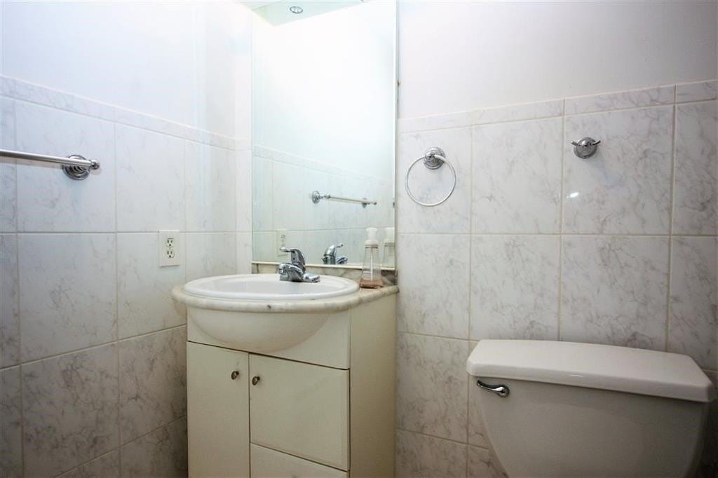 228 Christopher Columbus Dr #G - Photo 6 of 8