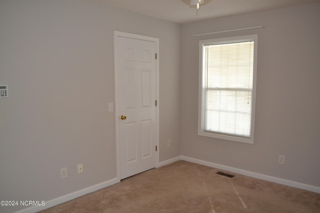 210 Pecan Grove Dr - Photo 4 of 17