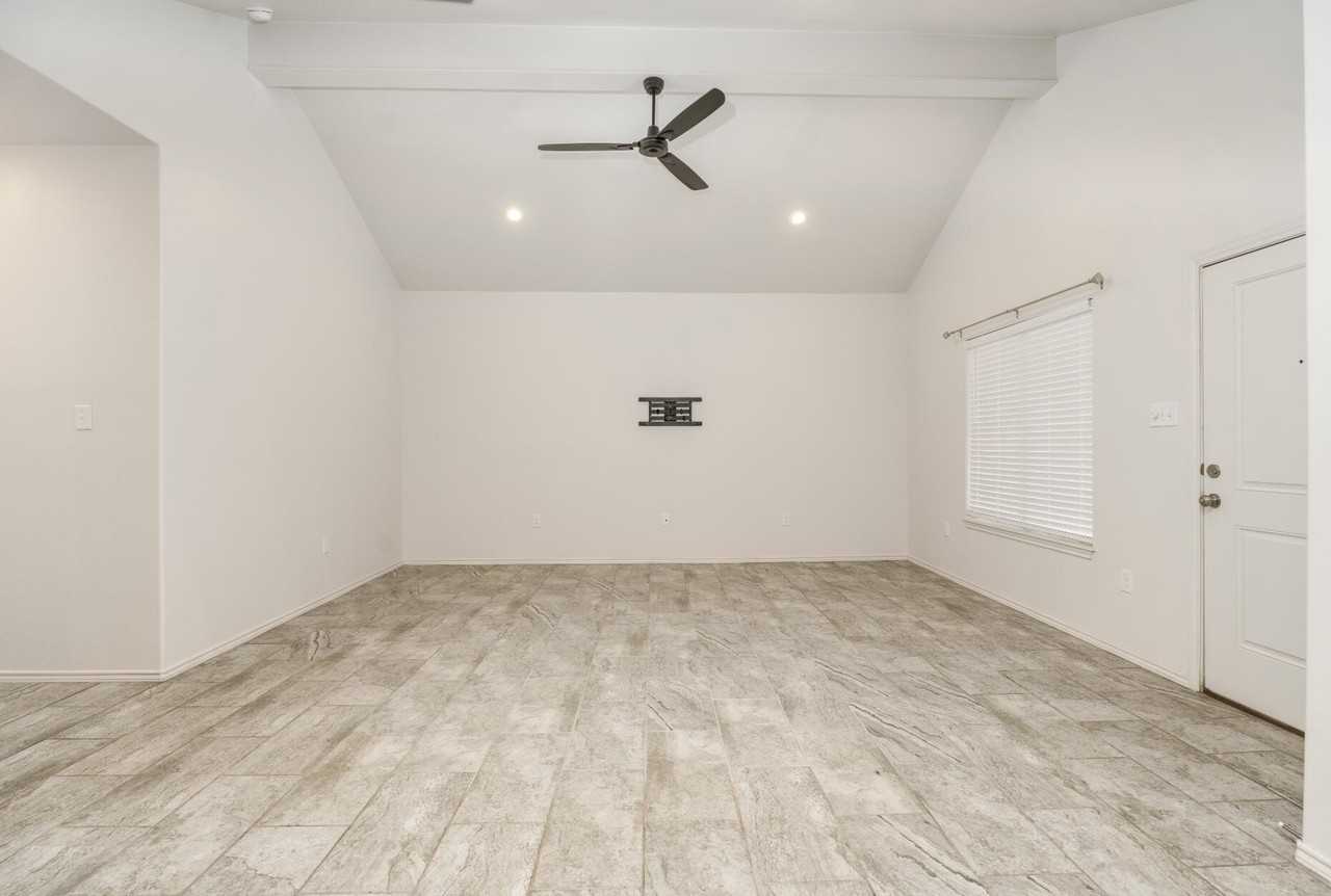 11623 Evanston Ave - Photo 4 of 13