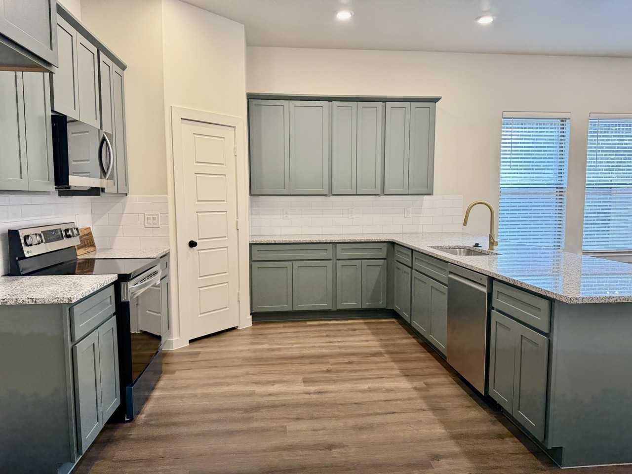 7007 16th St - Photo 6 of 32