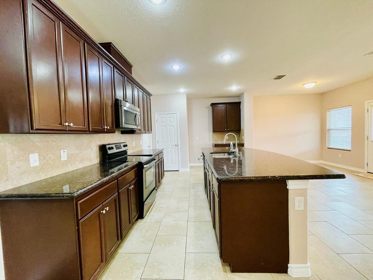 107 Tranquilo Dr - Photo 5 of 38