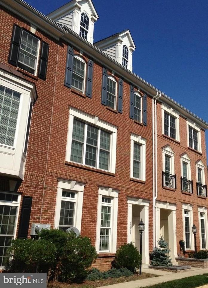 22949 Fanshaw Sq - Photo 2 of 40