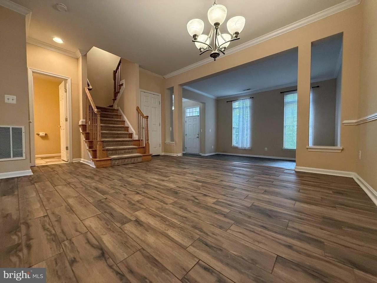 22949 Fanshaw Sq - Photo 3 of 40