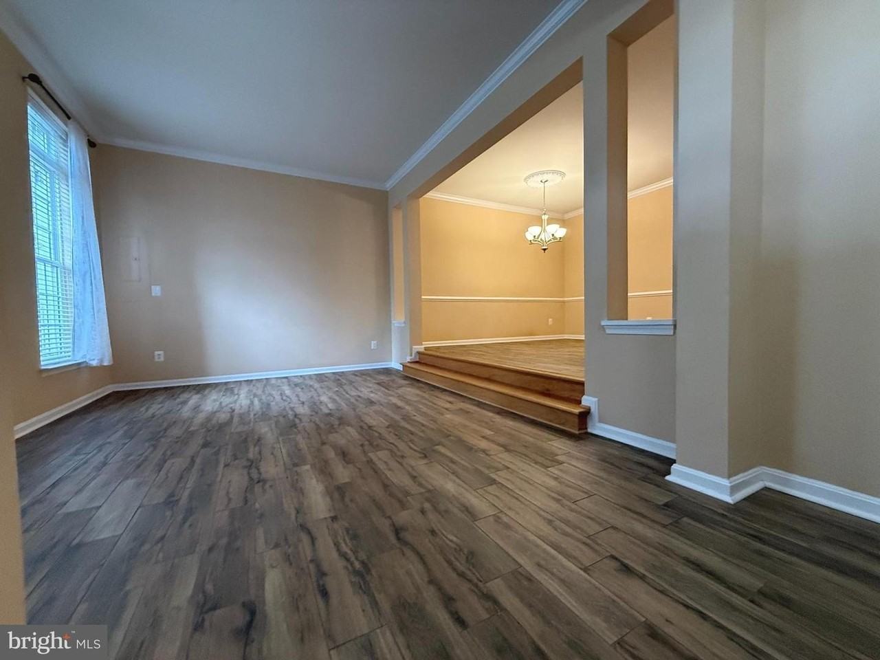 22949 Fanshaw Sq - Photo 4 of 40