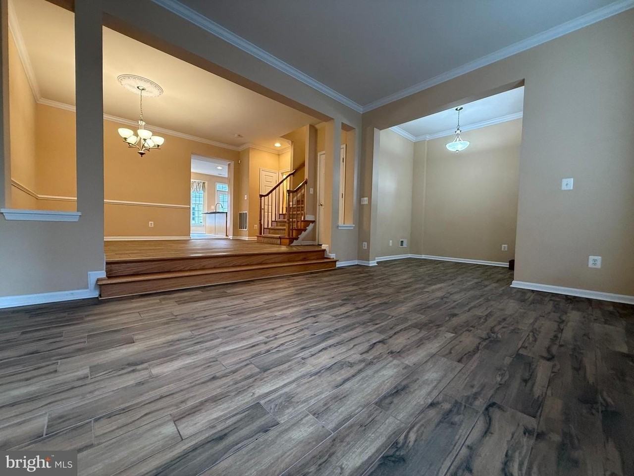 22949 Fanshaw Sq - Photo 5 of 40