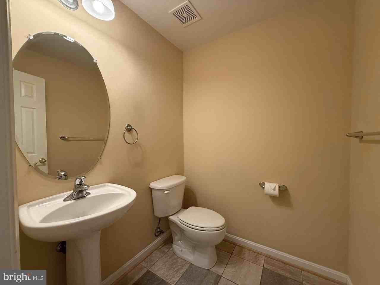 22949 Fanshaw Sq - Photo 6 of 40