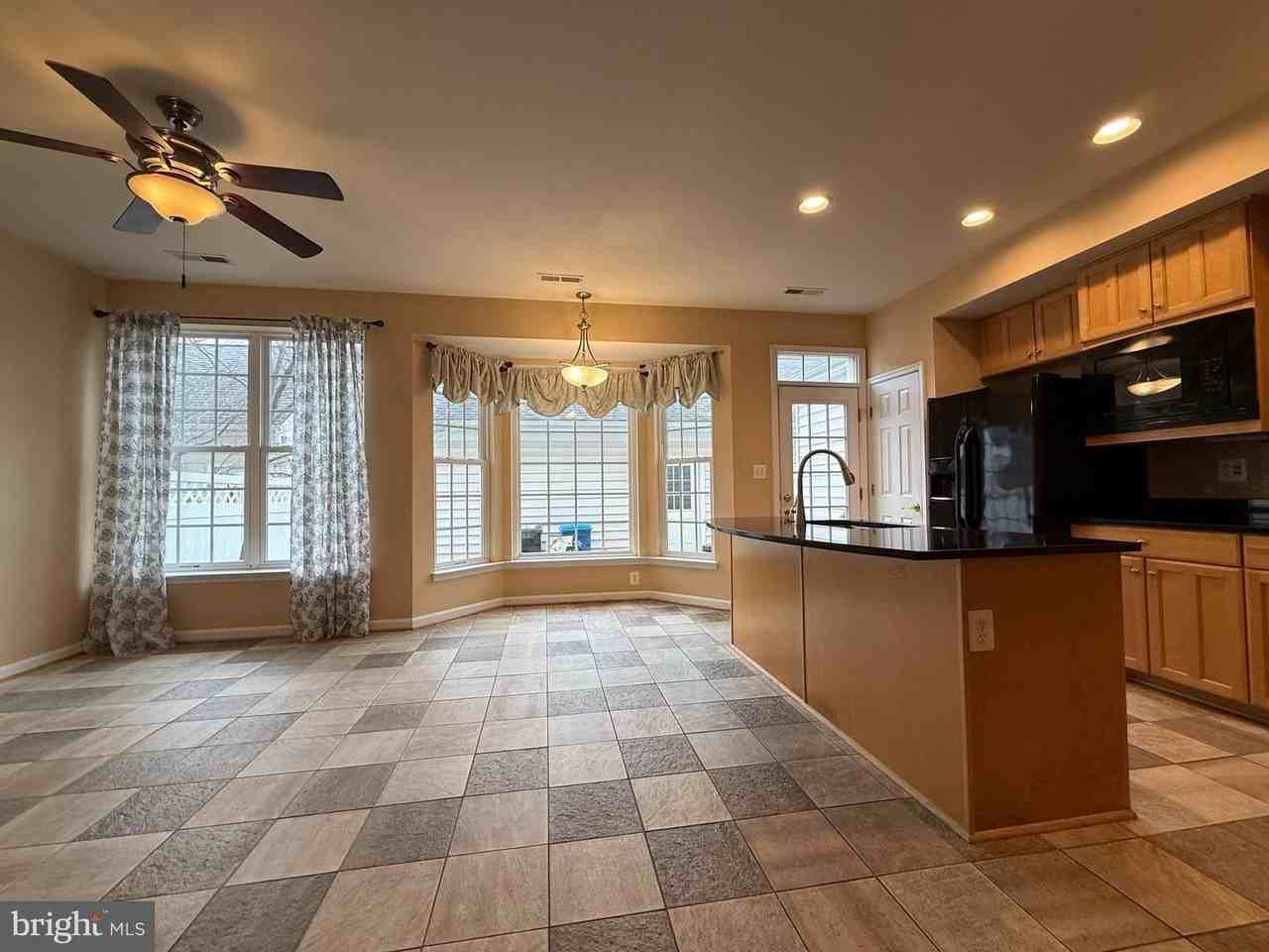 22949 Fanshaw Sq - Photo 7 of 40