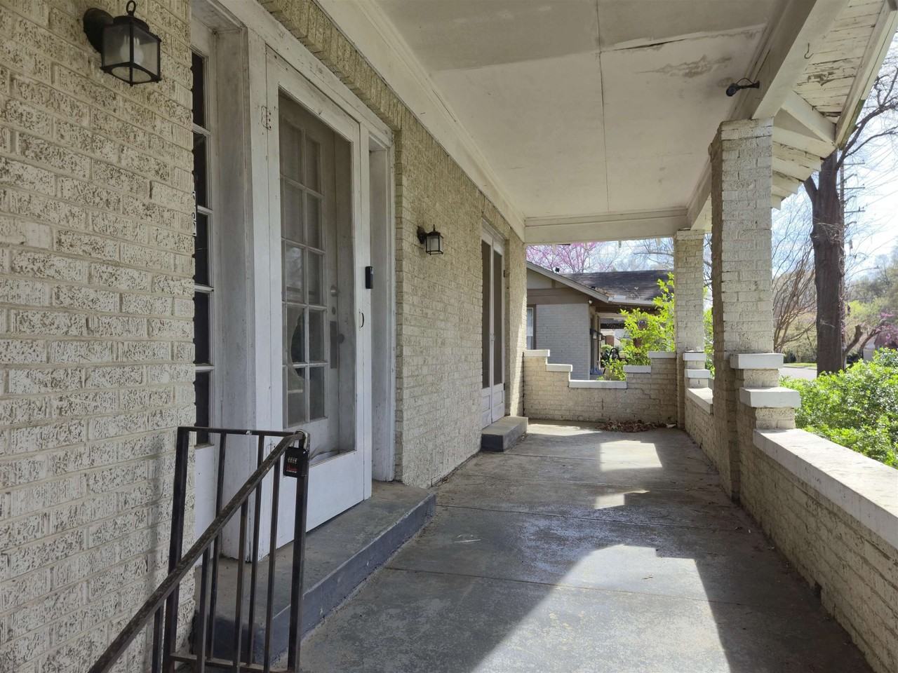 582 Loeb St - Photo 2 of 11