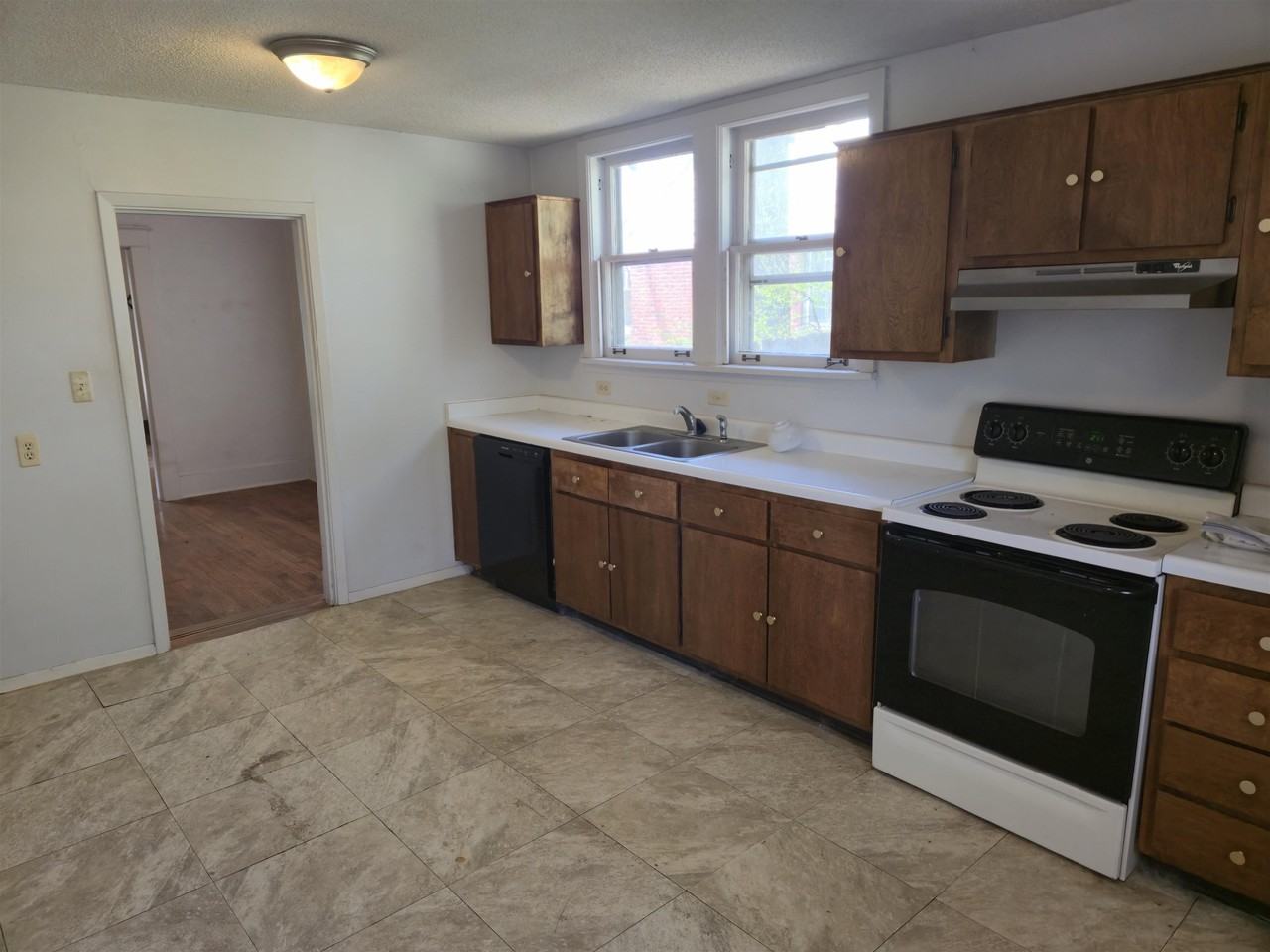 582 Loeb St - Photo 5 of 11