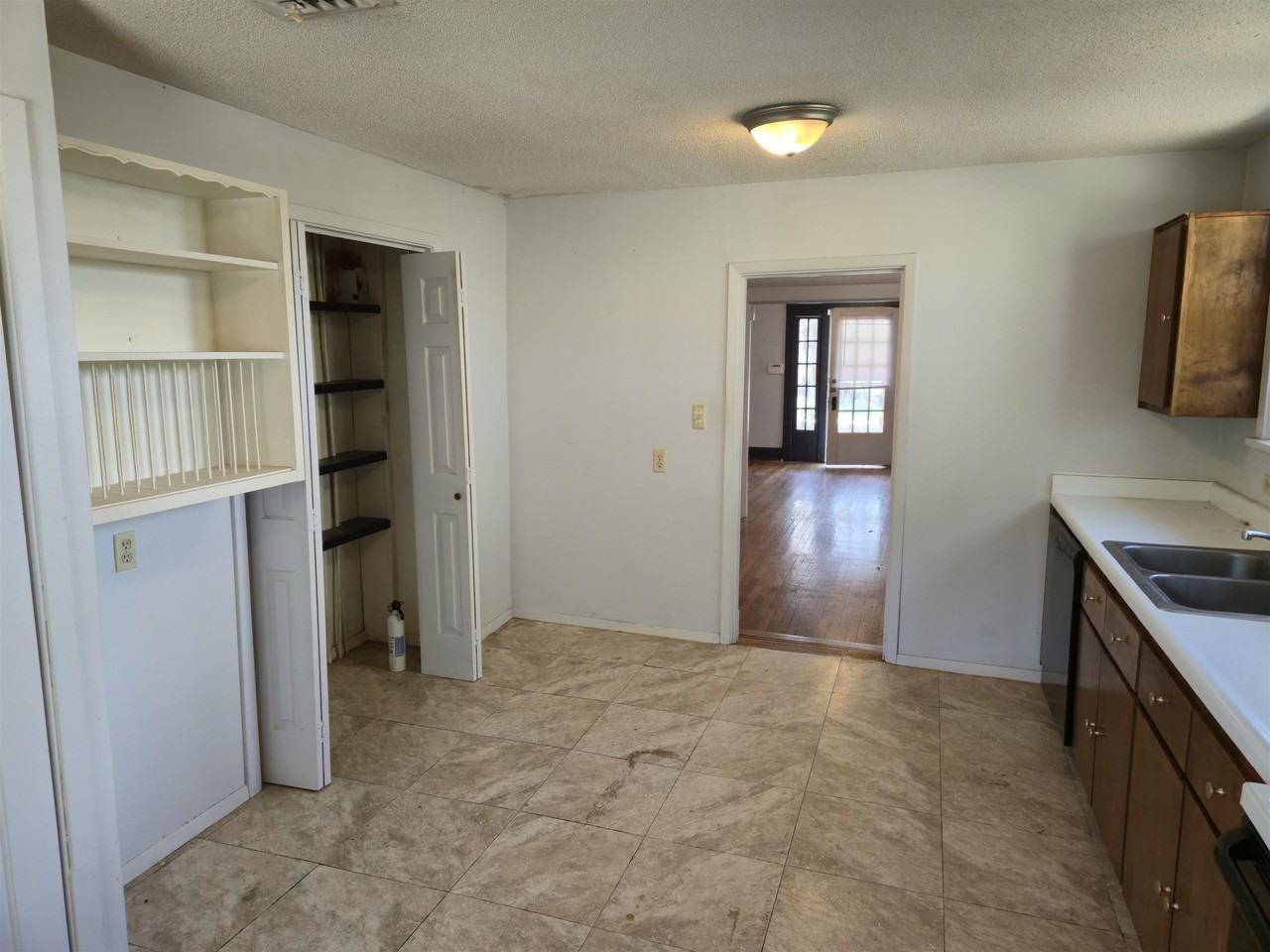 582 Loeb St - Photo 6 of 11