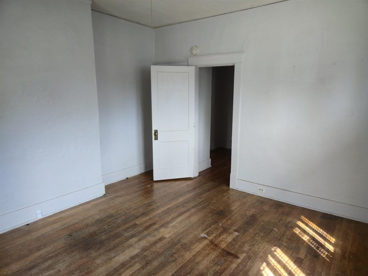 582 Loeb St - Photo 7 of 11