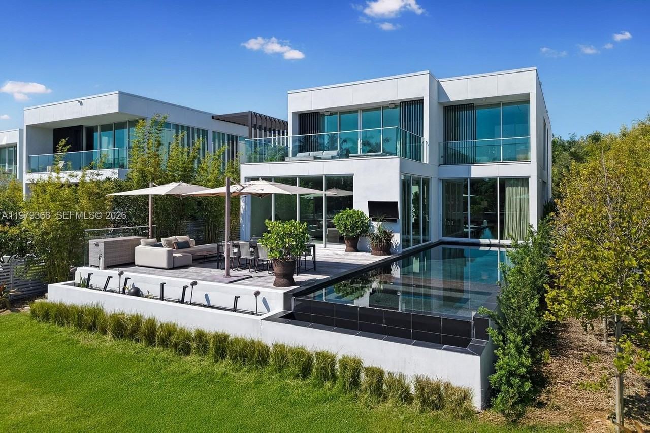 1051 W 48th St #4 - Photo 3 of 50