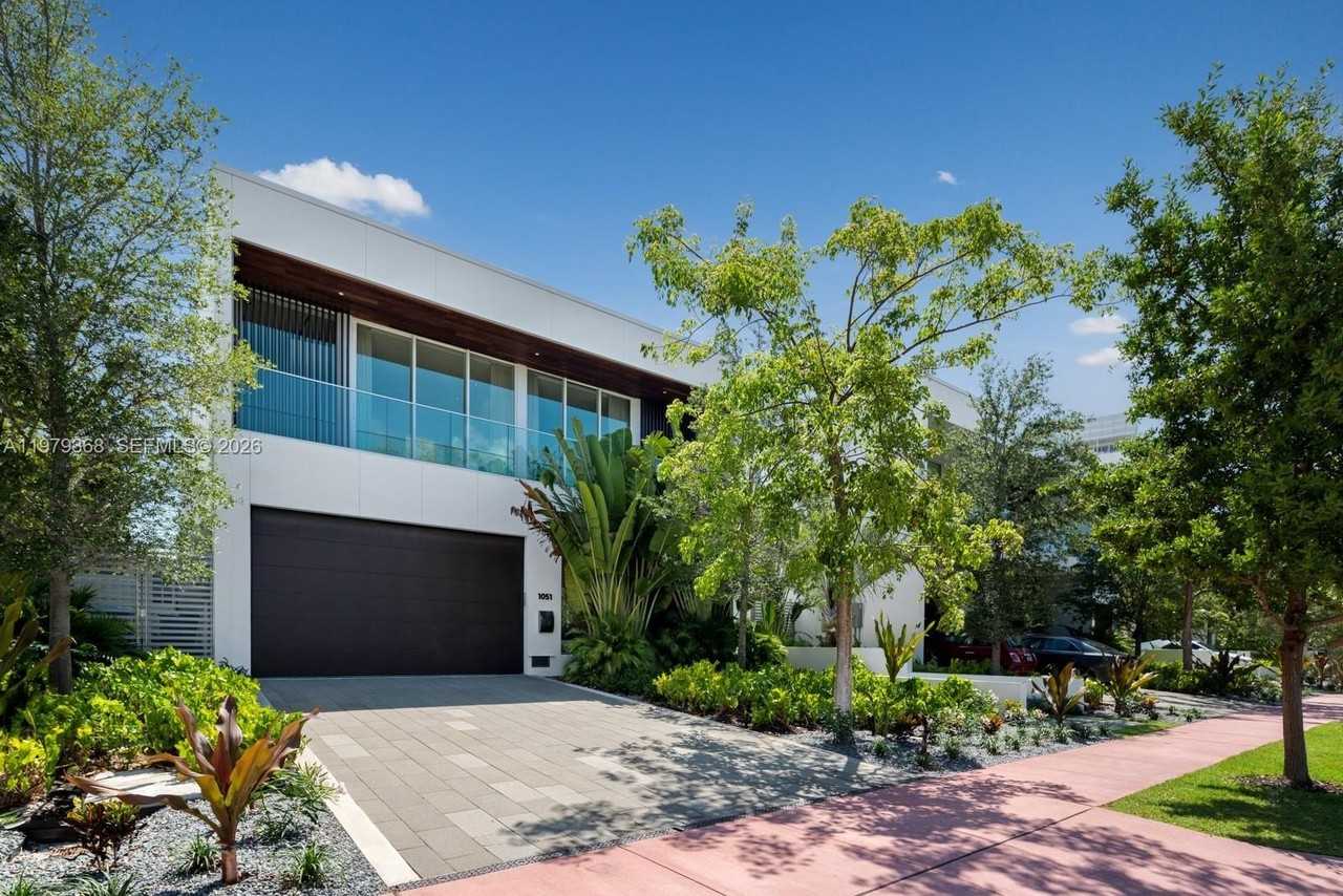 1051 W 48th St #4 - Photo 4 of 50