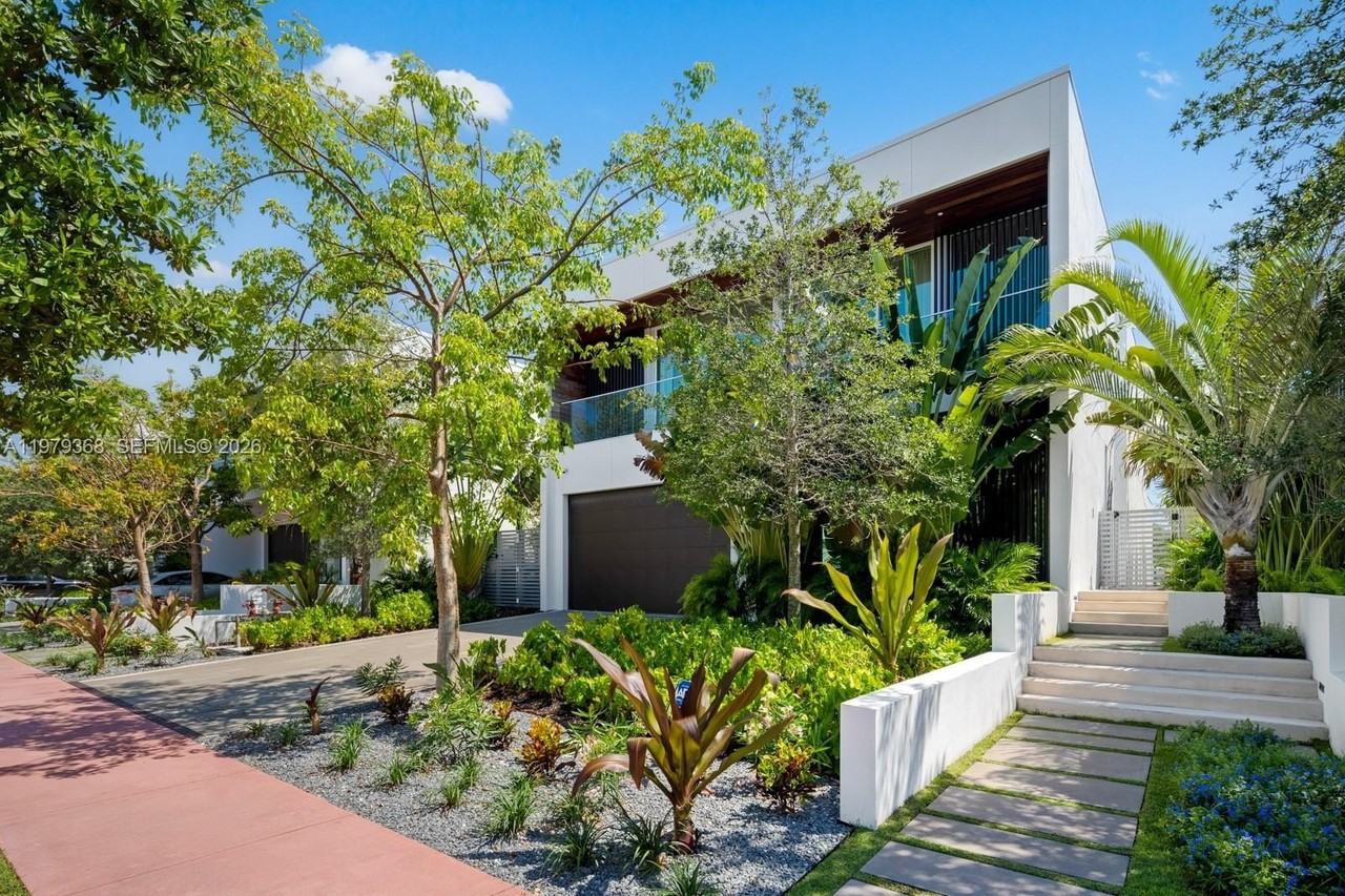 1051 W 48th St #4 - Photo 5 of 50