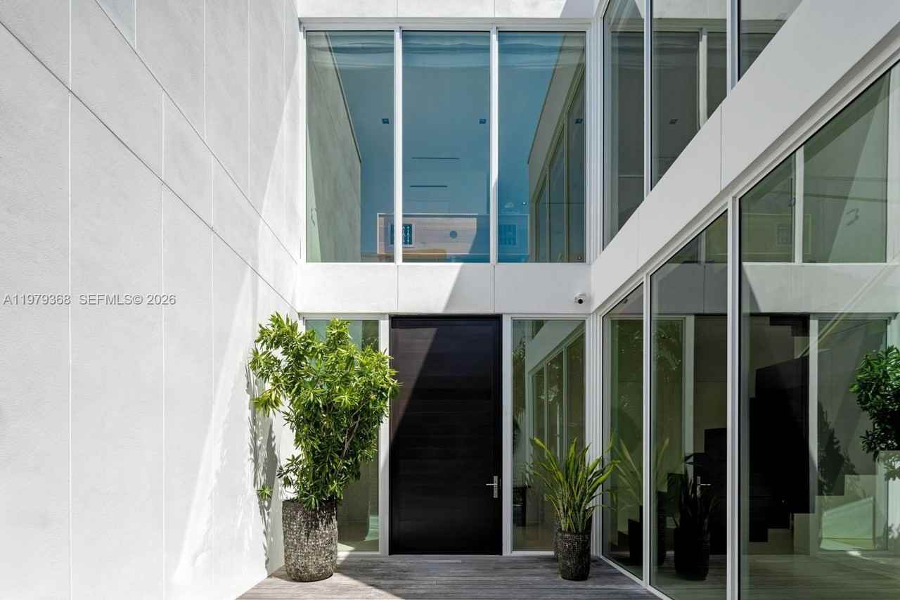 1051 W 48th St #4 - Photo 6 of 50