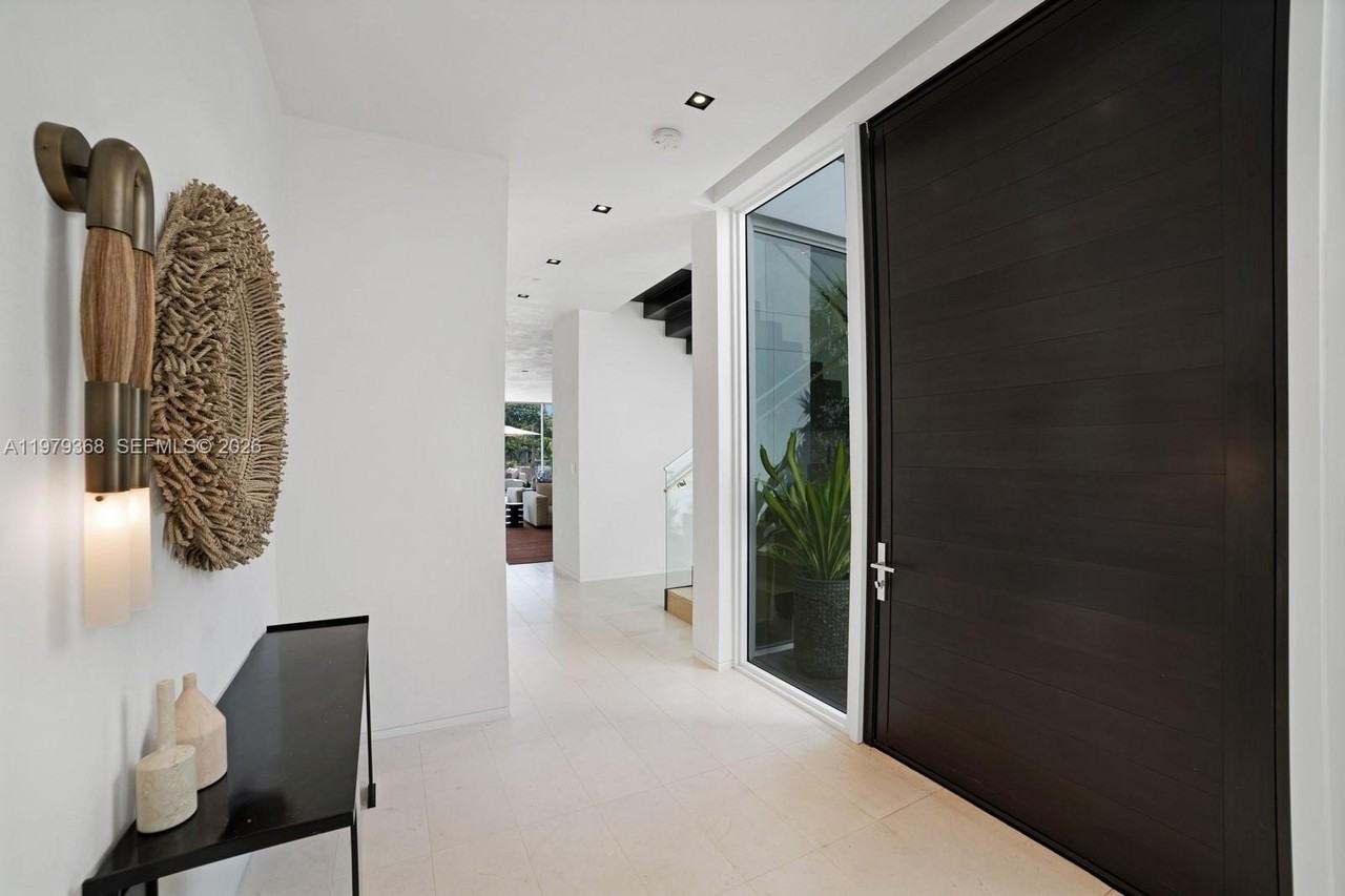 1051 W 48th St #4 - Photo 7 of 50