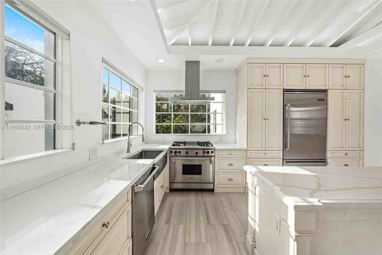 4491 Prairie Ave - Photo 6 of 42