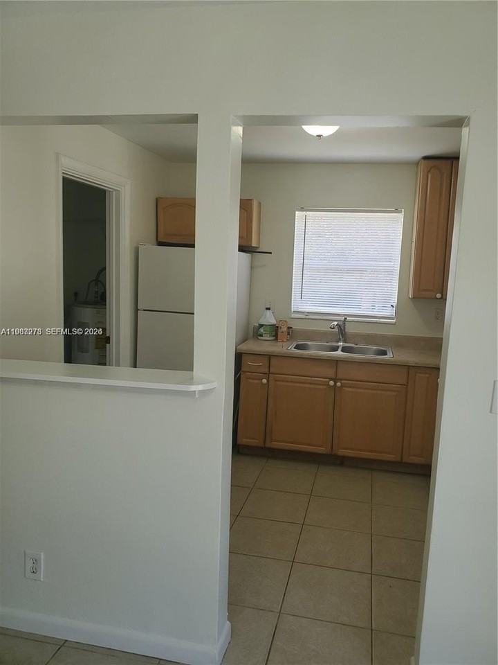 831 Sw 14th Ct - Photo 3 of 17