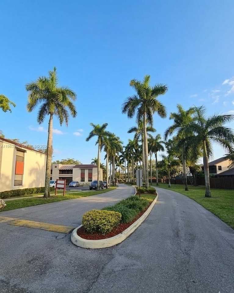 20130 Ne 3rd Ct #6 - Photo 3 of 22