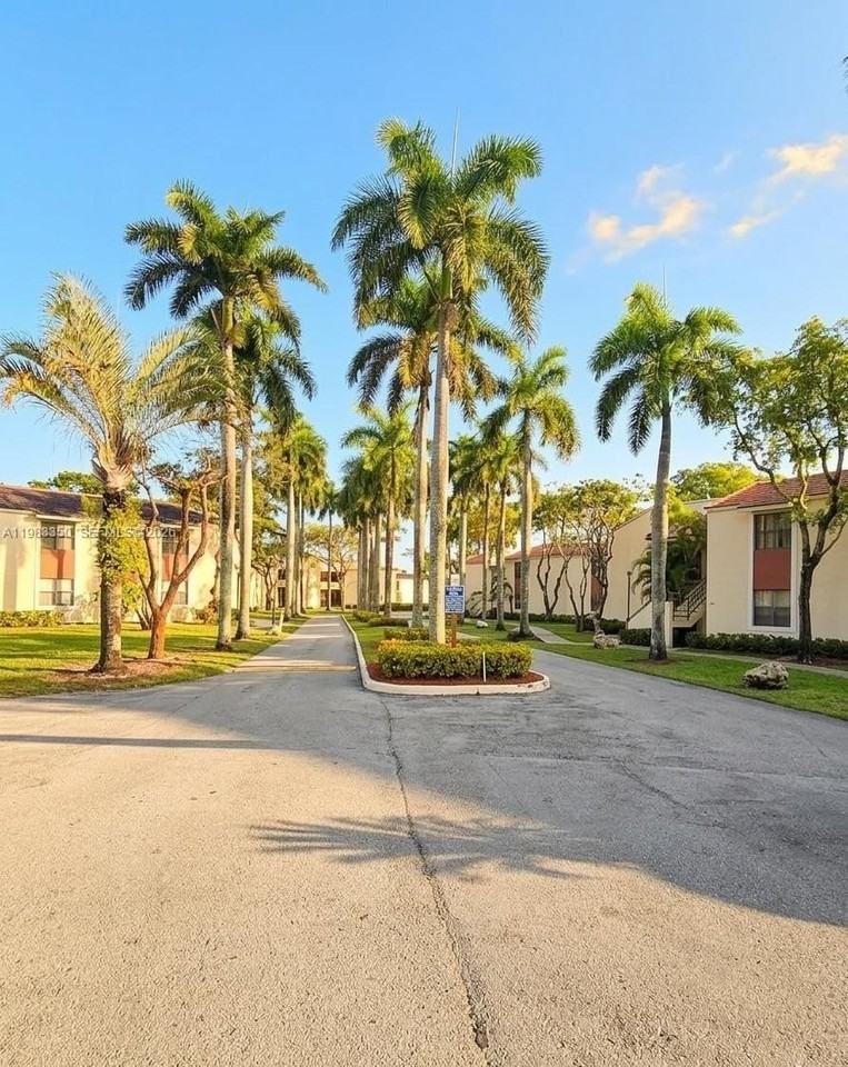 20130 Ne 3rd Ct #6 - Photo 4 of 22