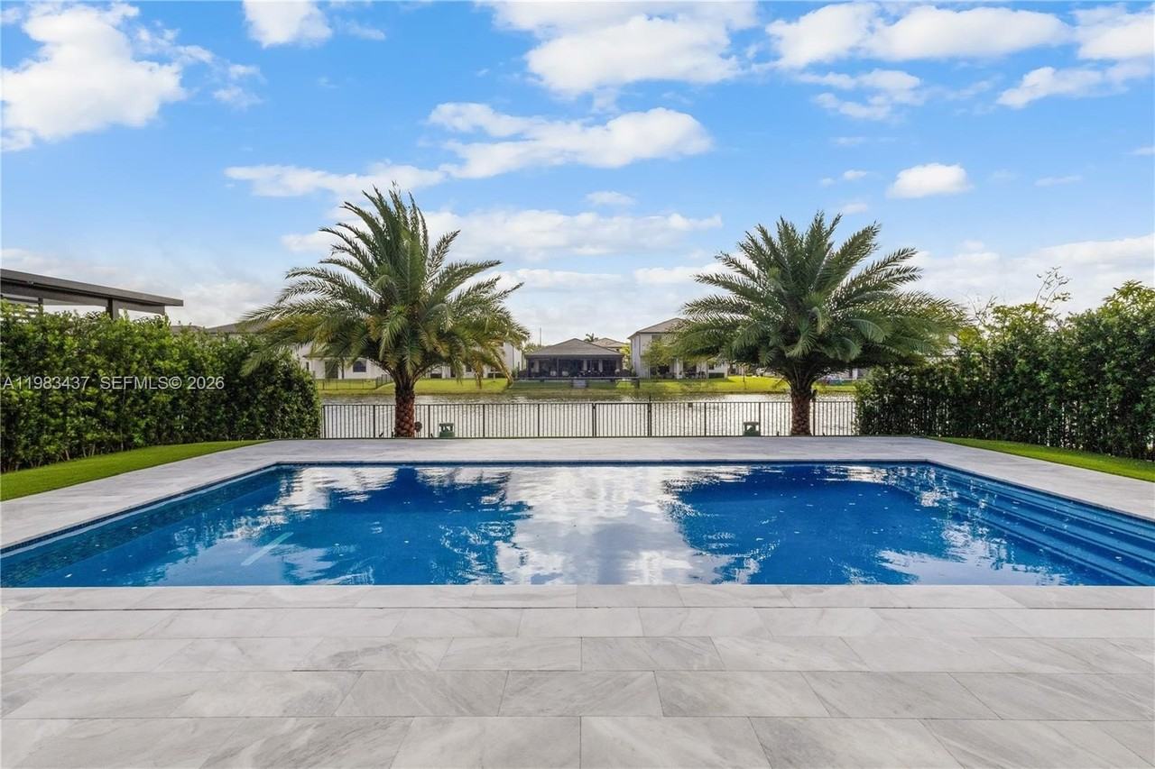 4335 Sw 174th Ave - Photo 3 of 50