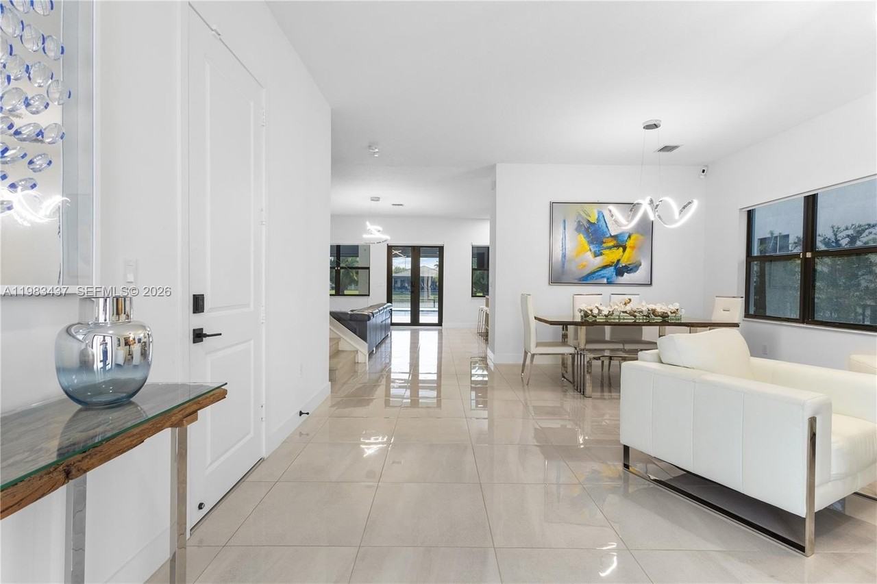 4335 Sw 174th Ave - Photo 4 of 50