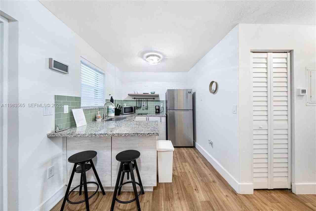 237 38th St #4 - Photo 5 of 28