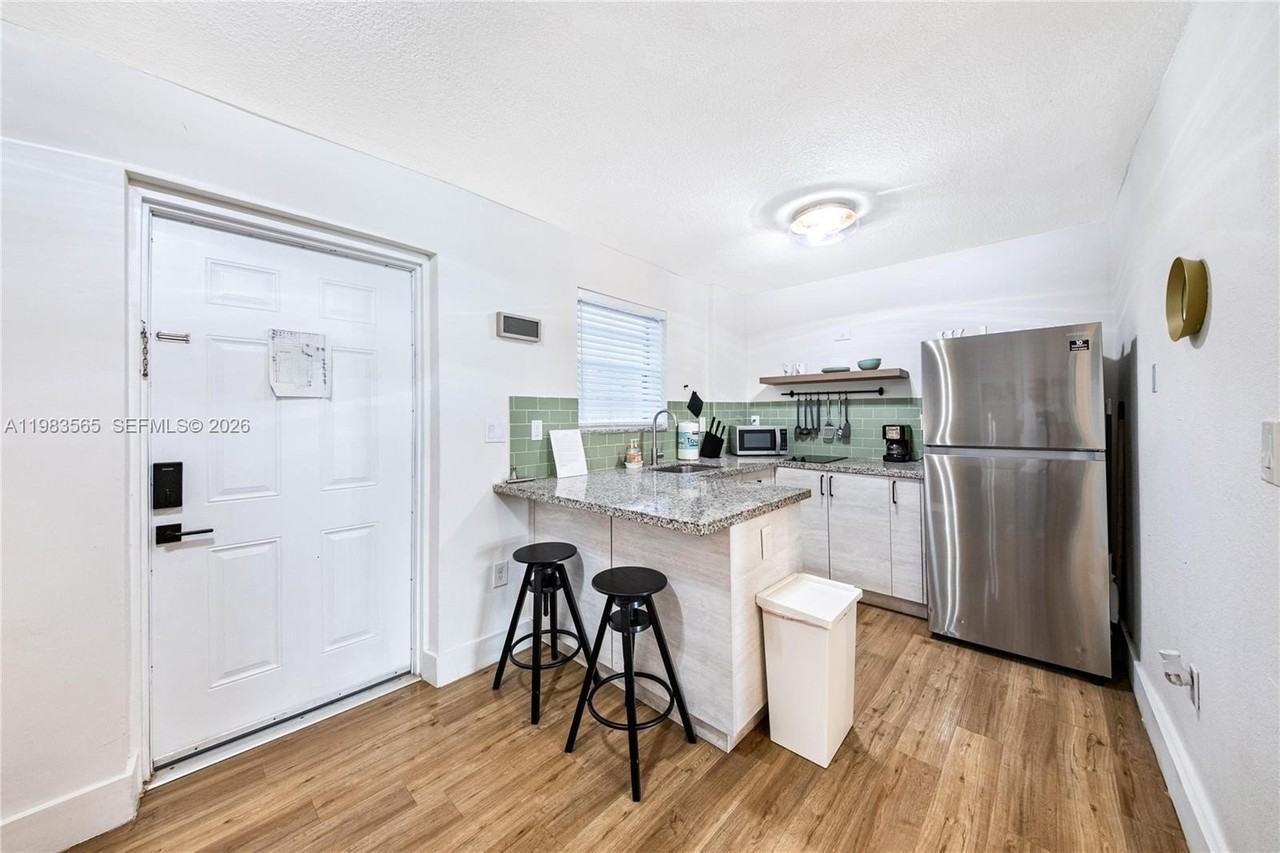 237 38th St #4 - Photo 6 of 28