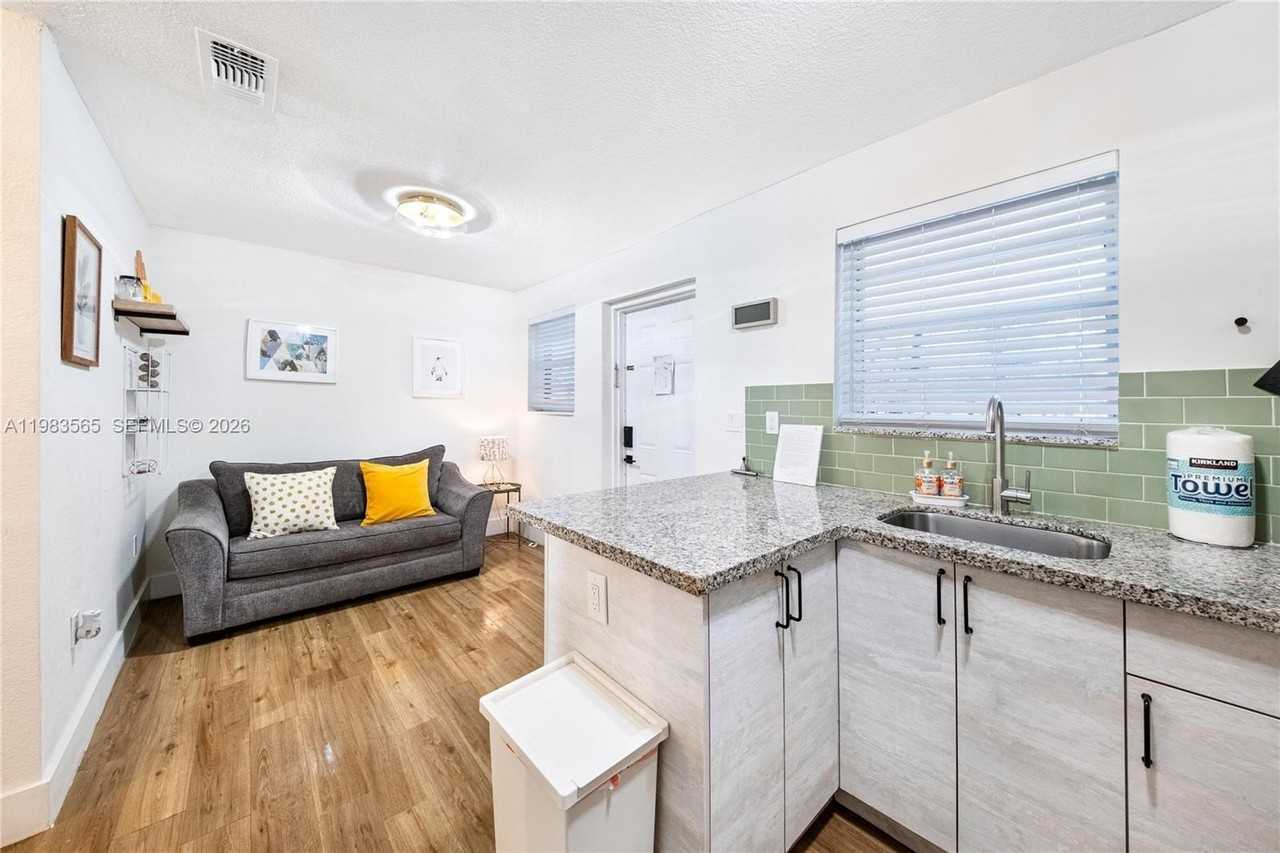 237 38th St #4 - Photo 7 of 28