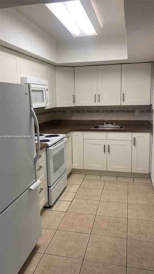 200 Ne 45th St #202 - Photo 2 of 6