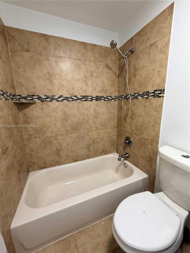 927 Ne 199th St #206 - Photo 5 of 7